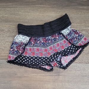 No Boundaries Bohemian Black and Red Patterned Women's Shorts Size M